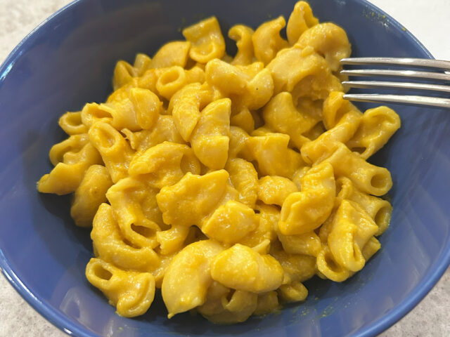 elbow macaroni with cheese in a blue bowl